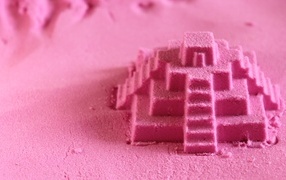Розовая пирамида из песка