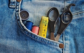 Ножницы, нитки и сантиметр в кармане джинс