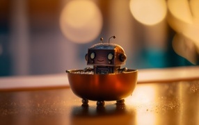 Фигурка маленького робота на столе