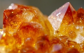 Яркие оранжевые кристаллы крупным планом