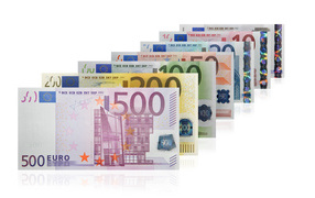 Разные банкноты евро на белом фоне