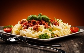 Plate with pasta, minced meat and tomatoes