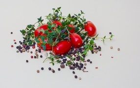 Thyme, tomatoes and peppercorns