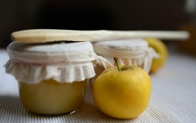 Яблочное пюре на столе с фруктом