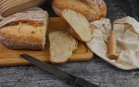 Свежий нарезанный хлеб на столе