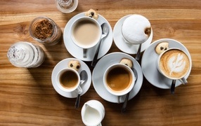 Чашки с кофе на столе с сахаром и молоком