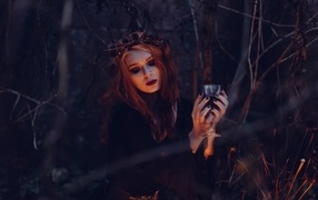 Девушка ведьма с зельем в лесу
