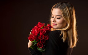Девушка с букетом красных роз в руках