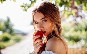 Девушка с красным яблоком в руке