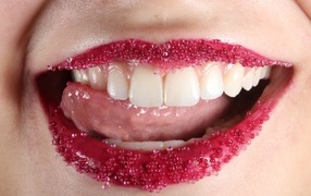Красные губы девушки с красивыми зубами