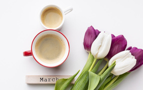 Кофе и букет тюльпанов на международный женский день