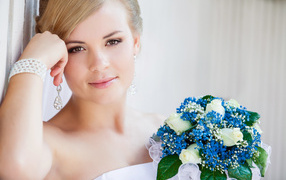 Красивая девушка невеста с голубым букетом