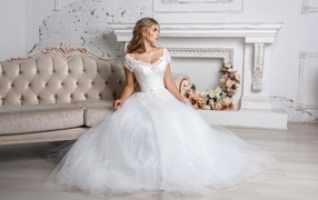 Девушка невеста в пышном белом платье