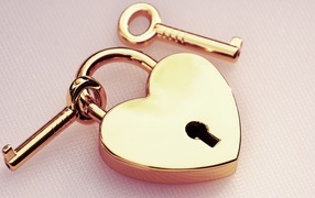 Замок в форме сердца с ключами