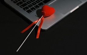 Красное сердце на палочке с ноутбуком