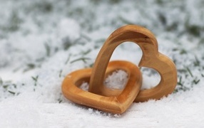 Два деревянных сердца на снегу