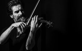 Мужчина музыкант со скрипкой в руках