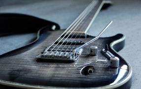 Черная шестиструнная гитара