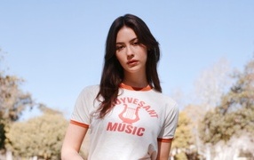 Молодая певица Грэйси Абрамс в футболке