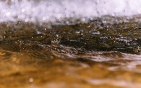 Сильные капли дождя падают в воду