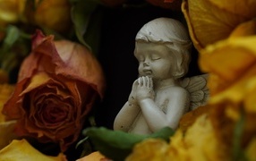 Статуэтка ангела с розами