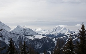 Острые вершины покрытых снегом гор
