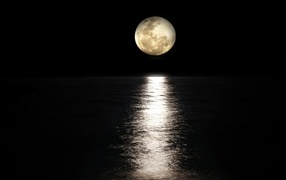 Большая луна отражается в морской воде ночью