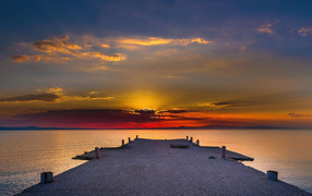 Мост у морского залива на закате солнца
