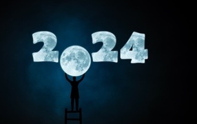 Цифры 2024 в руках у мужчины в виде луны