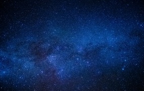 Млечный путь и яркие ночные звезды в небе