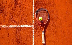 Ракетка и мяч на теннисном корте