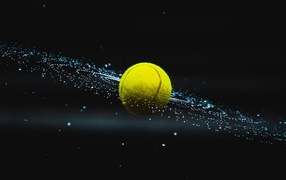 Желтый теннисный мяч летит в воздухе