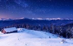 Красивая звездная ночь над заснеженными горами
