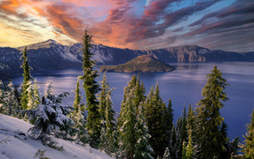 Красивый вид сверху на озеро в горах зимой