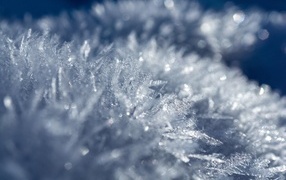 Холодные ледяные кристаллы снега зимой