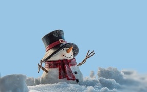 Снеговик на голубом фоне зимой
