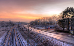 Вид на рассвет над заснеженной железной дорогой