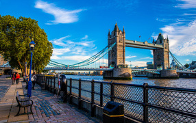 Красивый Тауэрский мост на фоне голубого неба, Лондон