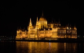 Красивое здание Венгерского парламента ночью