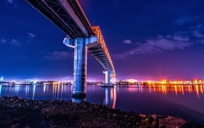 Высокий мост над рекой ночью, Филиппины