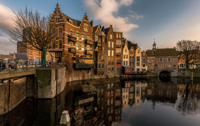 Дома стоят у водного канала, Роттердам, Голландия
