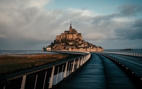 Замок Мон Сен Мишель в море 
