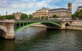Дома и мост в городе Париж, Франция