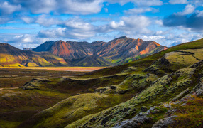 Красивый вид на покрытые зеленью горы Исландии