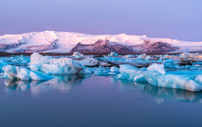 Голубые айсберги в воде у берегов Исландии