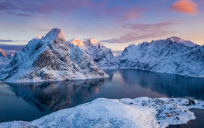 Покрытые снегом горы Лофотенских островов, Норвегия