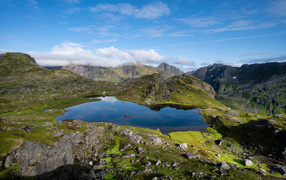 Вид на озеро и покрытые зеленью горы, Норвегия