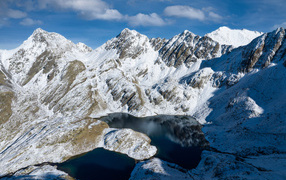 Высокие заснеженные горы с маленьким озером, Испания