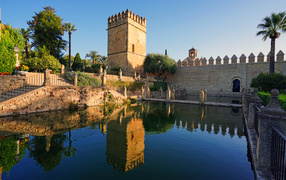 Башня отражается в водном канале в городе Кордова, Испания