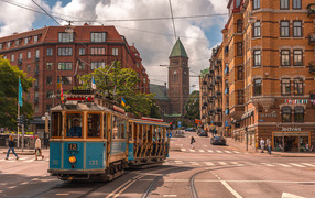 Старый трамвай на улице в Швеции